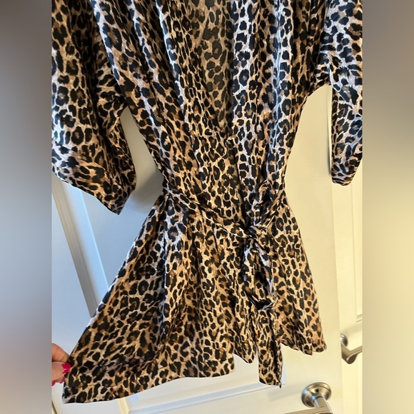 Host Pick!!!  Victoria’s Secret leopard robe NWT - Picture 2 of 4